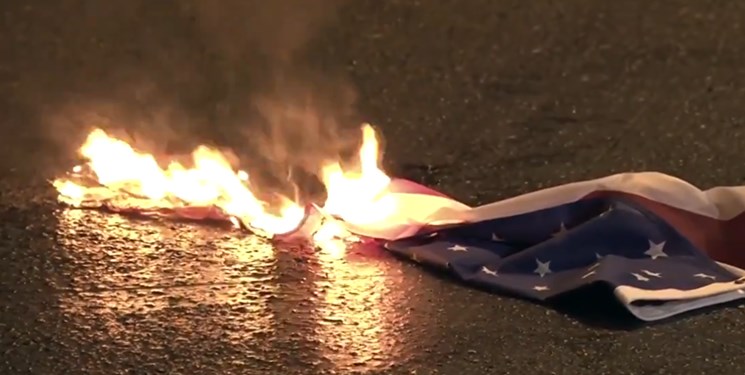 متظاهرون في اليونان أضرموا النار في أعلام الولايات المتحدة وحلف شمال الأطلسي + فيديو