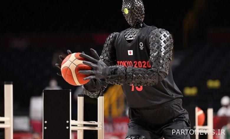 نمایش ربات بسکتبالیست بین دیدار دو نیمه بازی ایران و امریکا