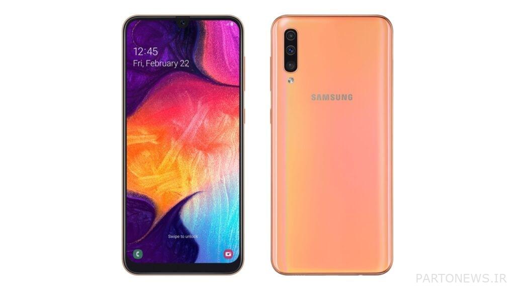 Back panel and screen of Galaxy E 13 equipped with 5G - Chicago