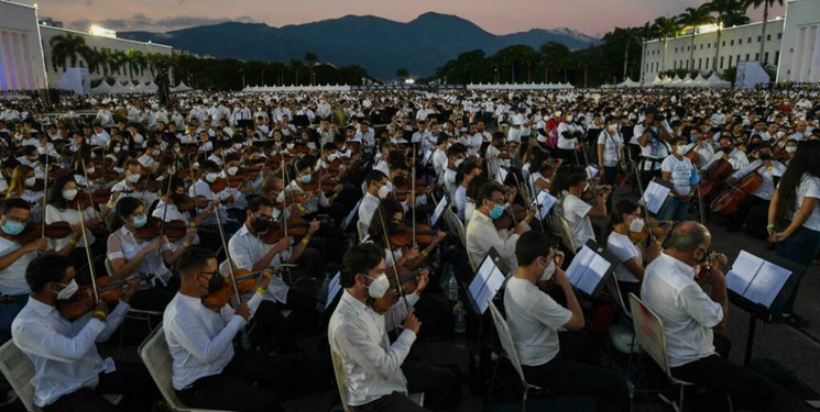 أكبر أوركسترا في التاريخ تصعد على خشبة المسرح في فنزويلا / 12000 موسيقي!