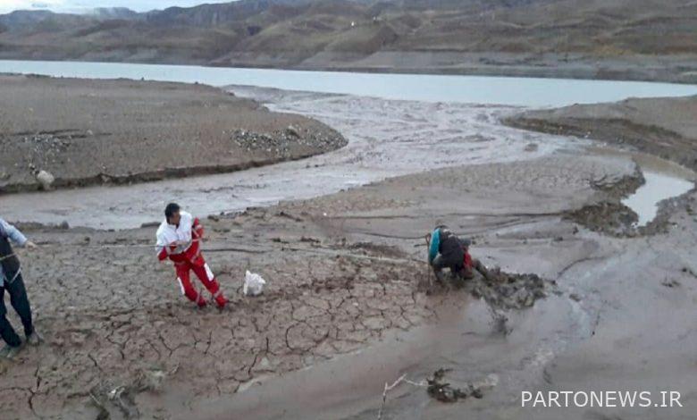 Rescue a middle-aged man from the swamp of Taleghan Dam