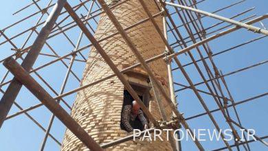 مرمت آجرهای مناره ۳۰ متری مسجد تاریخی سین برخوار