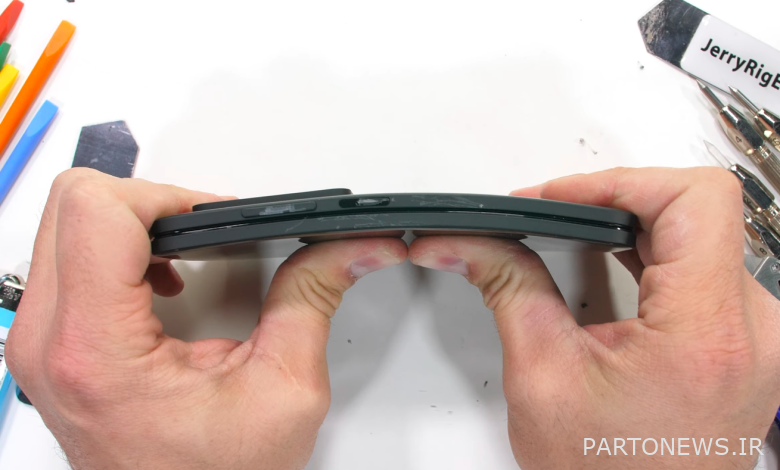 گوشی سرفیس دوئو ۲ مایکروسافت از تست مقاومت سربلند بیرون آمد [تماشا کنید]