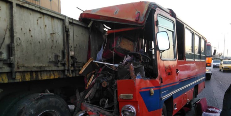 إصابة 12 راكبًا جراء اصطدام حافلة صغيرة بمقطورة على طريق خافاران