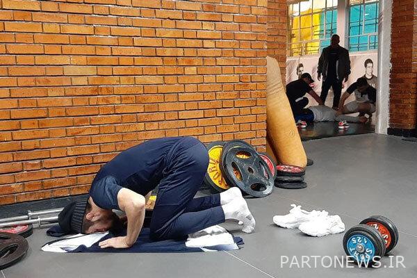 صلاة أبطال روس مشهورين على هامش دوري المصارعة الإيراني