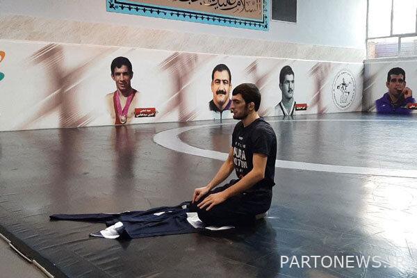 صلاة أبطال روس مشهورين على هامش دوري المصارعة الإيراني