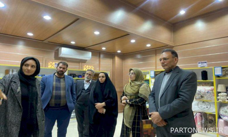 Setting up a showcase exhibition of handicrafts in Qom