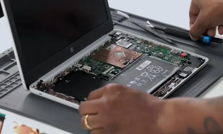 تعرض Microsoft كيفية إصلاح الكمبيوتر المحمول Surface SE في الفيديو الخاص بها