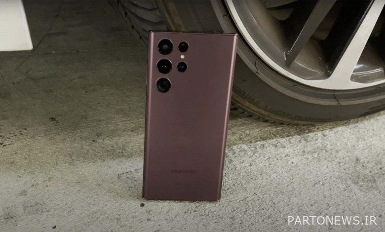 گلکسی S22 اولترا در تست مقاومت زیر لاستیک خودرو سالم ماند [تماشا کنید]