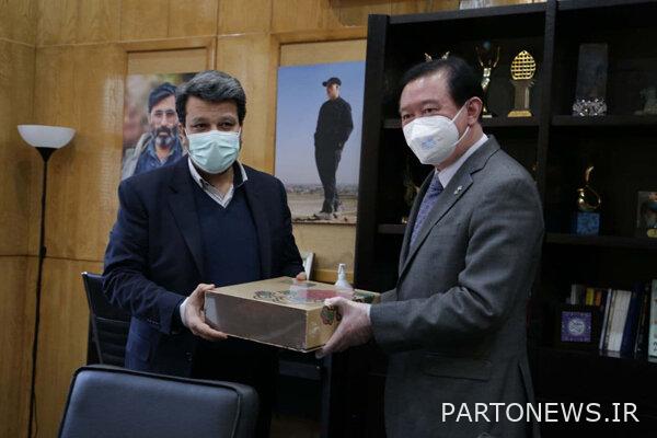 https://teater.ir/uploads/files/1400/bahman-1400/سفیر-چین.jpg