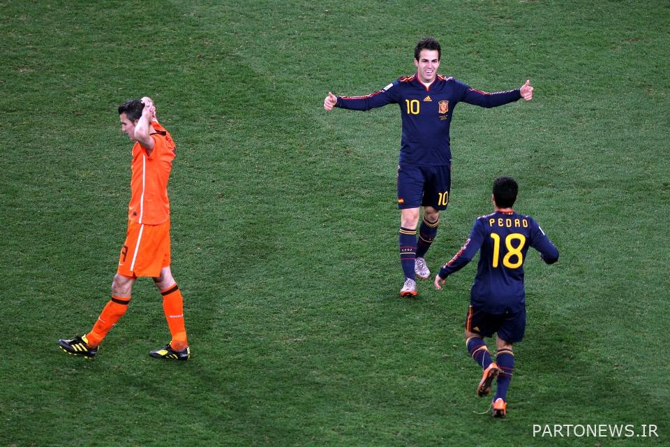 ون پرسی (سمت چپ) نمی توانست بیشتر از این ناراحت شود زیرا فابرگاس کاپیتان او در آرسنال جشن گرفت.