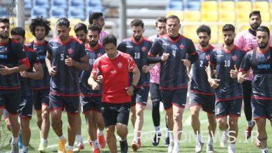 Golmohammadi talks with the players in today's training session in Persepolis