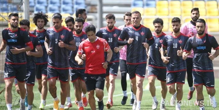 Golmohammadi talks with the players in today's training session in Persepolis