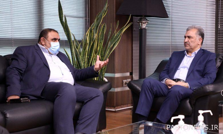 Meeting of the CEO of Bank D with the Chairman of the Board of Directors of Isar Institute