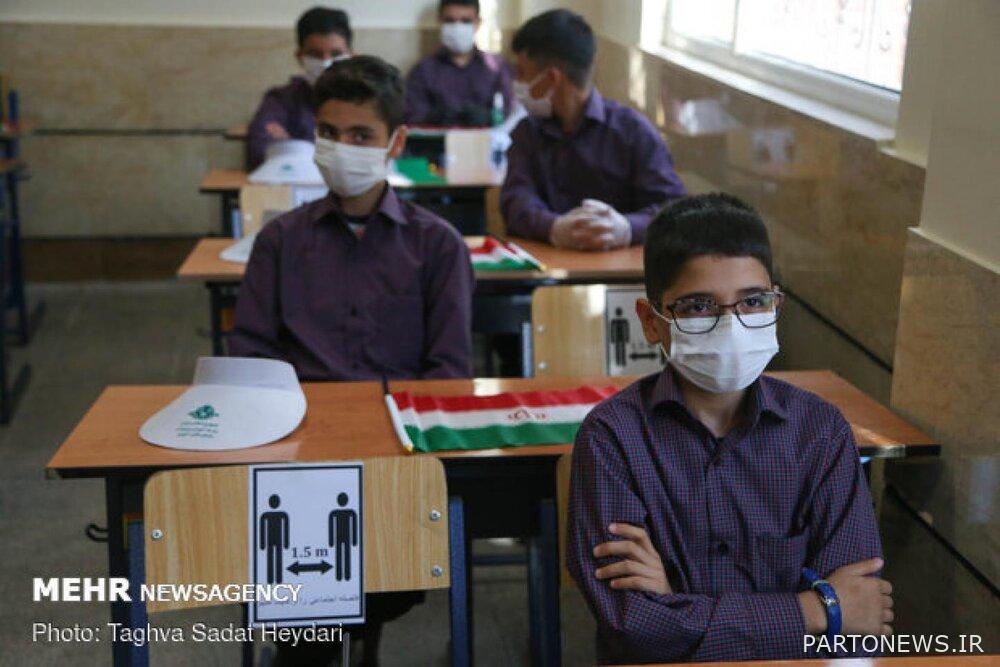 صف من 49 فردا مع نافذة مفتوحة لمواجهة كورونا في كرمان