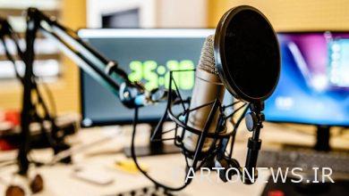 يذاع "قاعة المرايا" ، وهو برنامج كتاب متخصص خاص ، على إذاعة إيران