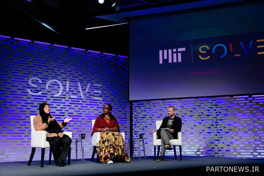 Sakena Yacoobi روی صحنه با Geci Karuri-Sebina و Gideon Lichfield صحبت می کند 