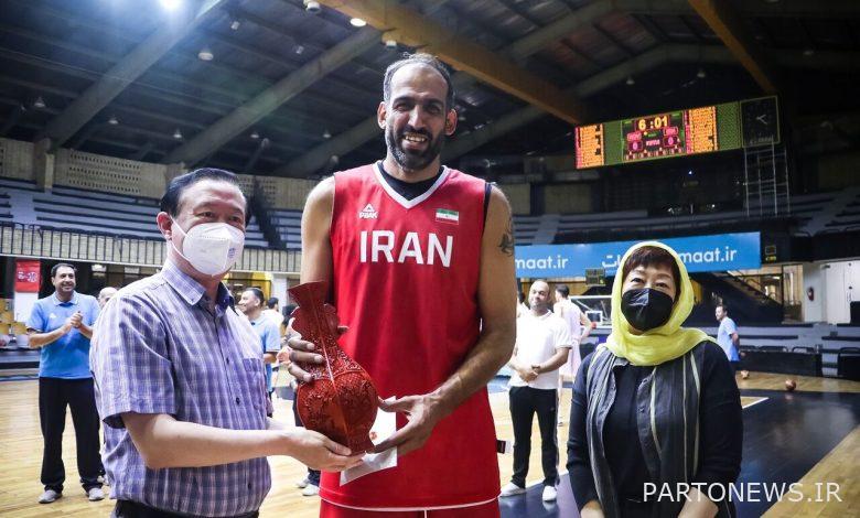 دیدار سفیر چین در ایران با رئیس فدراسیون بسکتبال و هدیه به حدادی