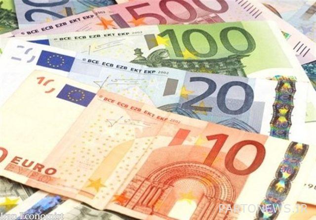 وانخفض السعر الرسمي للجنيه واليورو