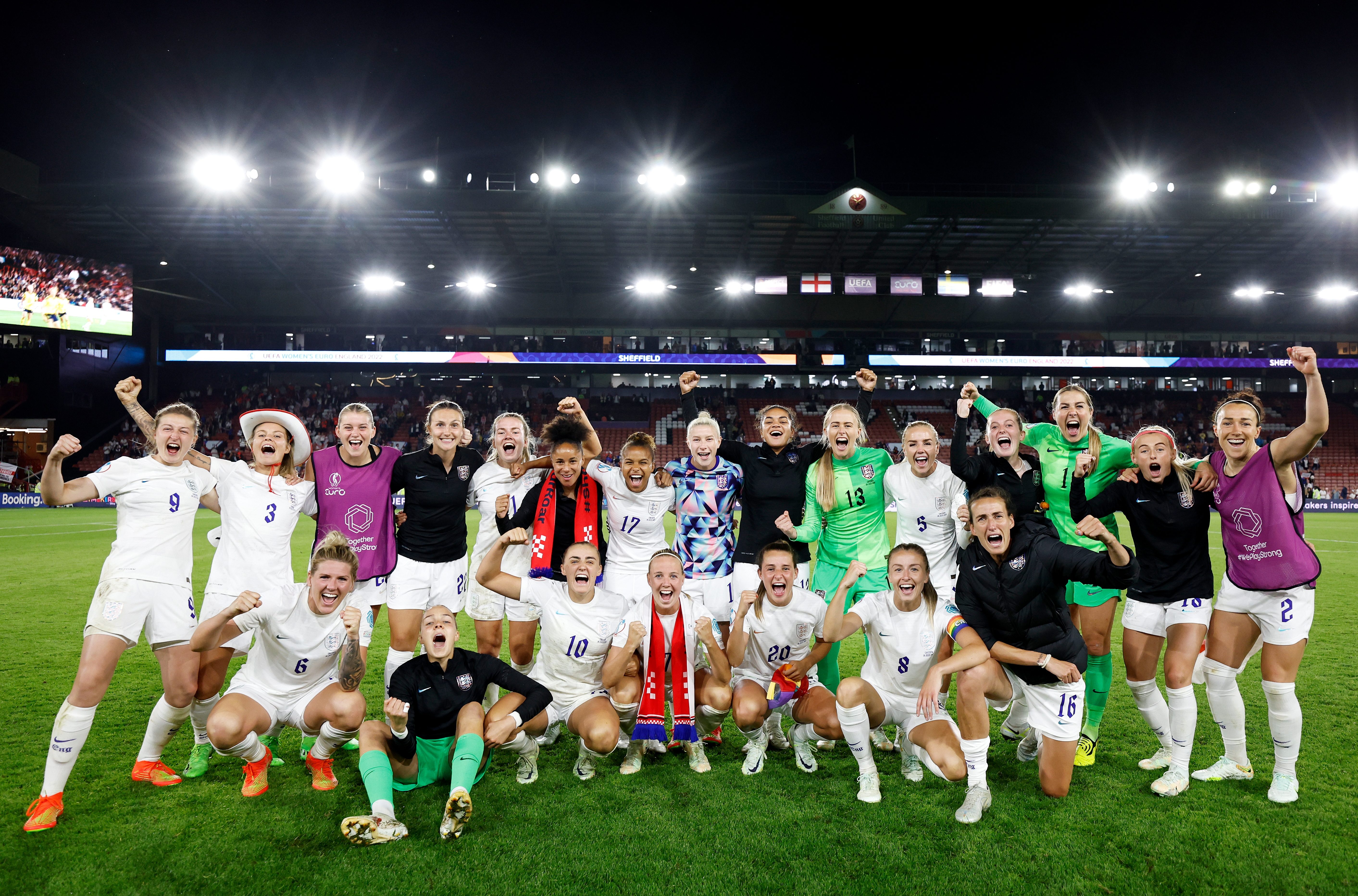 زنان انگلیس به نوعی جای خود را در فینال روز یکشنبه رزرو کردند