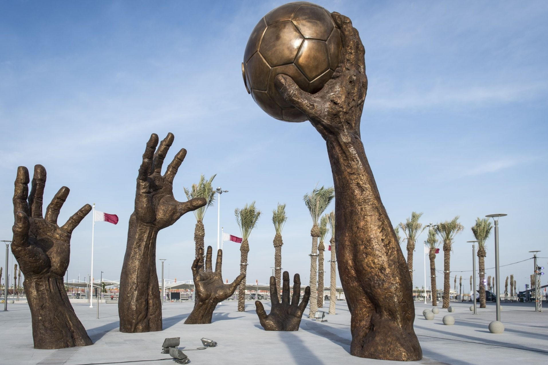 Colocación de 40 estatuas gigantes en Qatar/Mundial de Fútbol y doble atracción