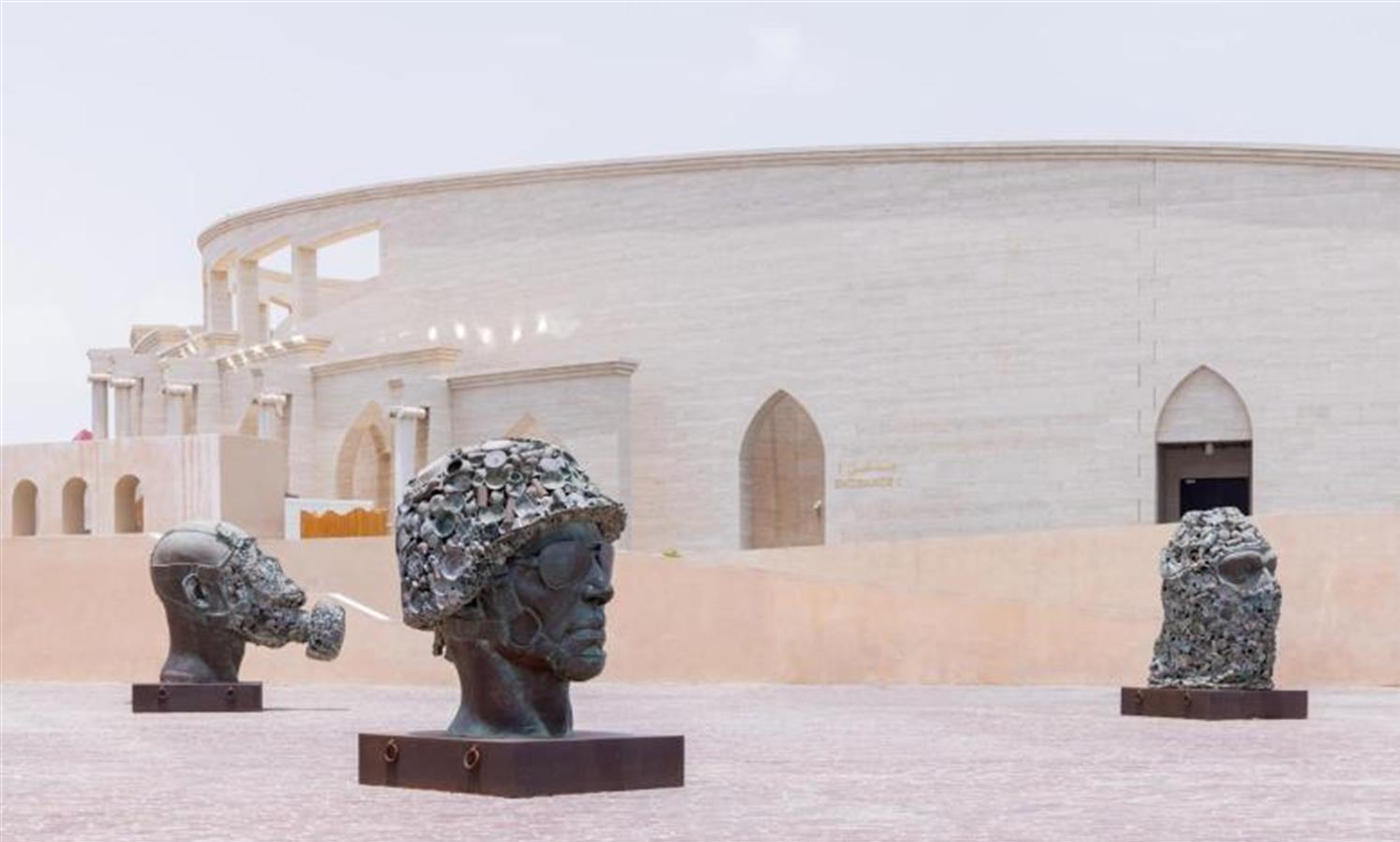 Penempatan 40 patung raksasa di Qatar/Piala Dunia Sepak Bola dan atraksi ganda