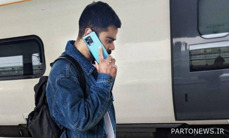 Virat Kohli از یک تلفن هوشمند آبی استفاده می کند، و نه، این یک آیفون نیست