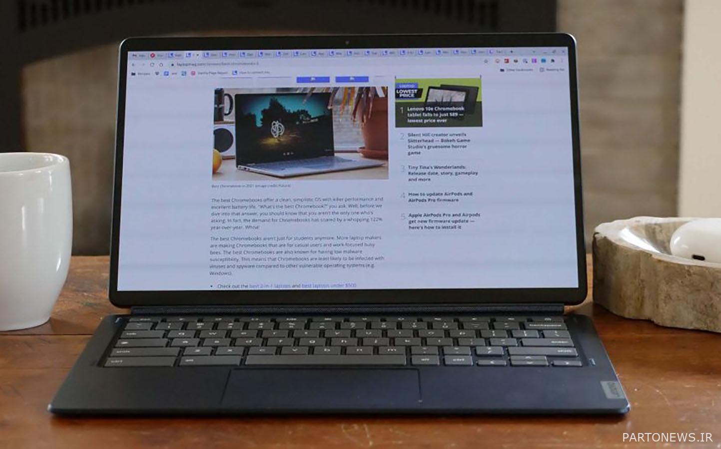 Lenovo Chromebook Duet 5 روی میز چوبی در کنار لیوان قهوه