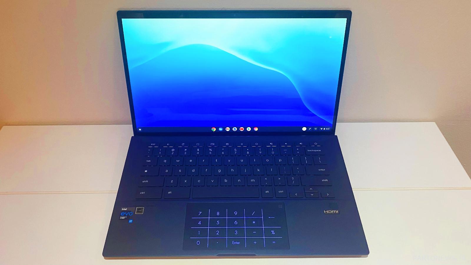Asus Chromebook با صفحه اعداد روشن روی میز سفید