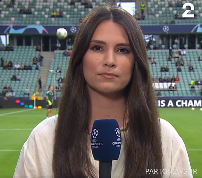 مجری با نزدیک شدن توپ به او وظایف رسانه ای خود را انجام می دهد