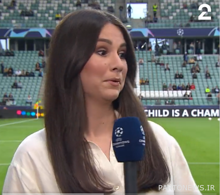 مجری در حالی که توپ به او برخورد می کند چهره ای متعجب می کشد