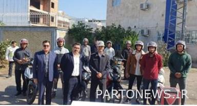 توزیع کلاه‌ ایمنی بین موتورسواران گنبد کاووس از سوی بیمه دانا