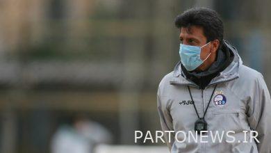 عدسة مكبرة على أرجل الشباب