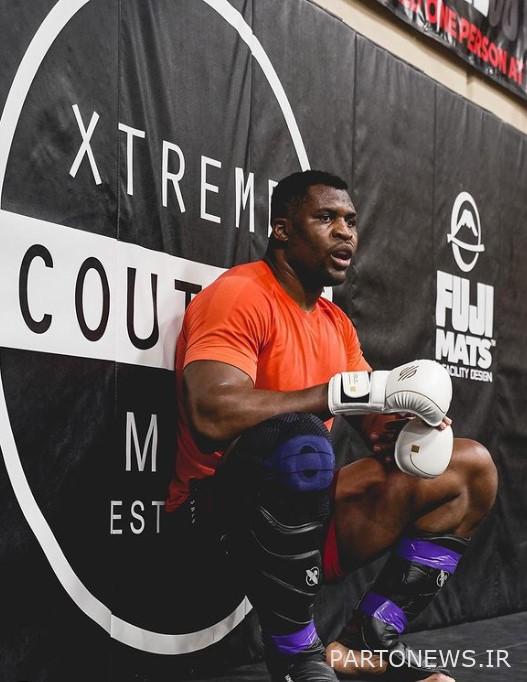 نگانو به بازگشت به هشت ضلعی نگاه می کند