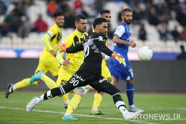 Naft Masjid Suleiman's goalkeeper's reaction to the announcement of a penalty by the referee