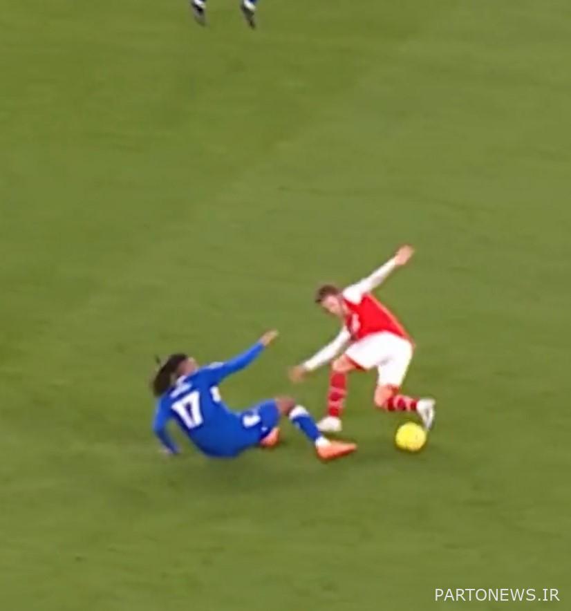 و او از بالای سرش بیرون آمد و یک تلنگر رابونا انجام داد تا از ایووبی دور شود