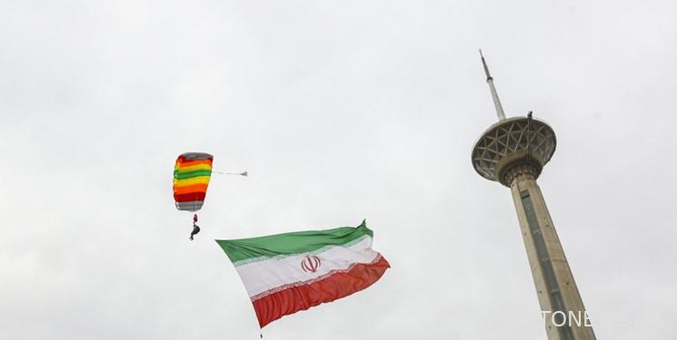 تم امطار برج ميلاد بالزهور في ذكرى قيام جمهورية إيران الإسلامية