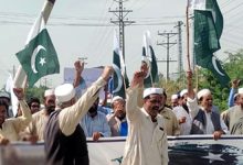 الشعب الباكستاني يسير تضامنا مع الجيش
