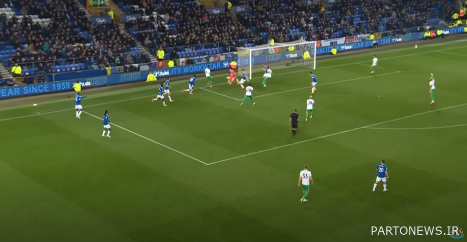 و توپ را روی بشقاب برای مورفی گذاشت