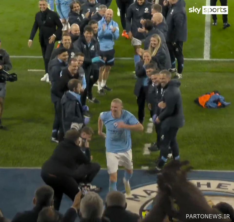 سپس توسط هم تیمی ها و همکارانش در سیتی یک گارد افتخار به مهاجم اهدا شد