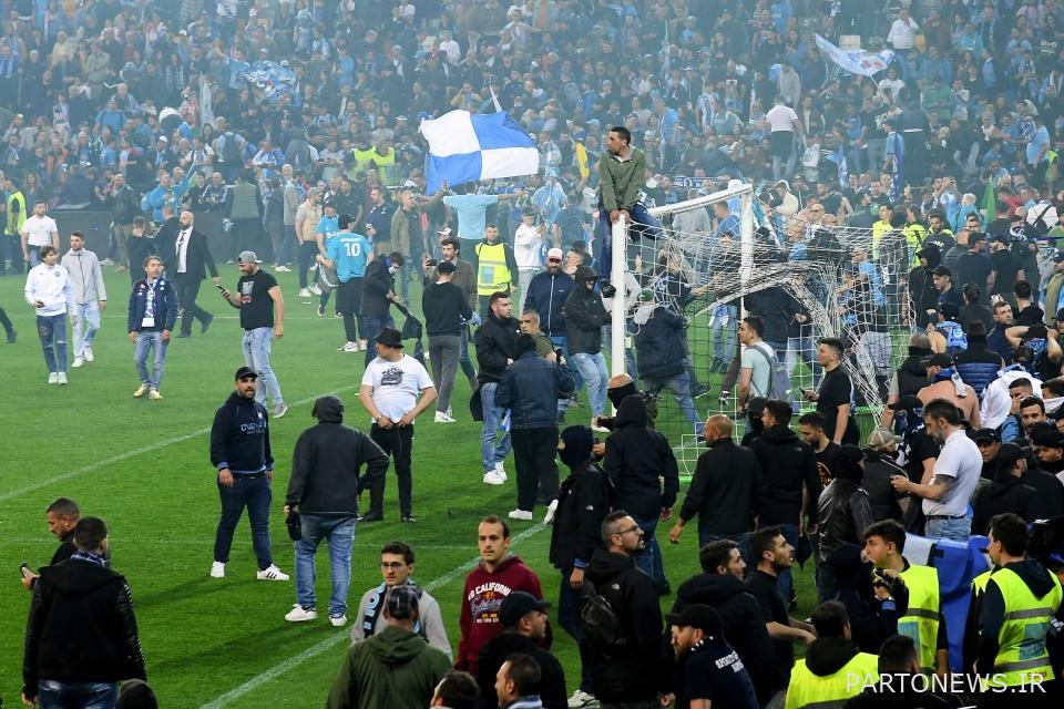 هواداران برای جشن گرفتن به زمین اودینزه هجوم بردند