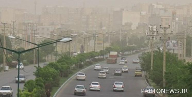 هبوب رياح قوية وغبار متصاعد في طهران