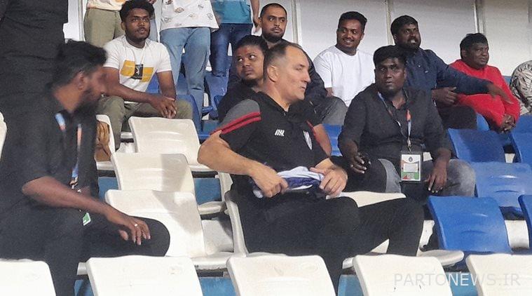 ایگور استیماچ پس از دریافت کارت قرمز در مسابقه قهرمانی SAFF بین هند و کویت (توئیتر/ChiranjitOjha) در جایگاه East Lower A نشسته است.