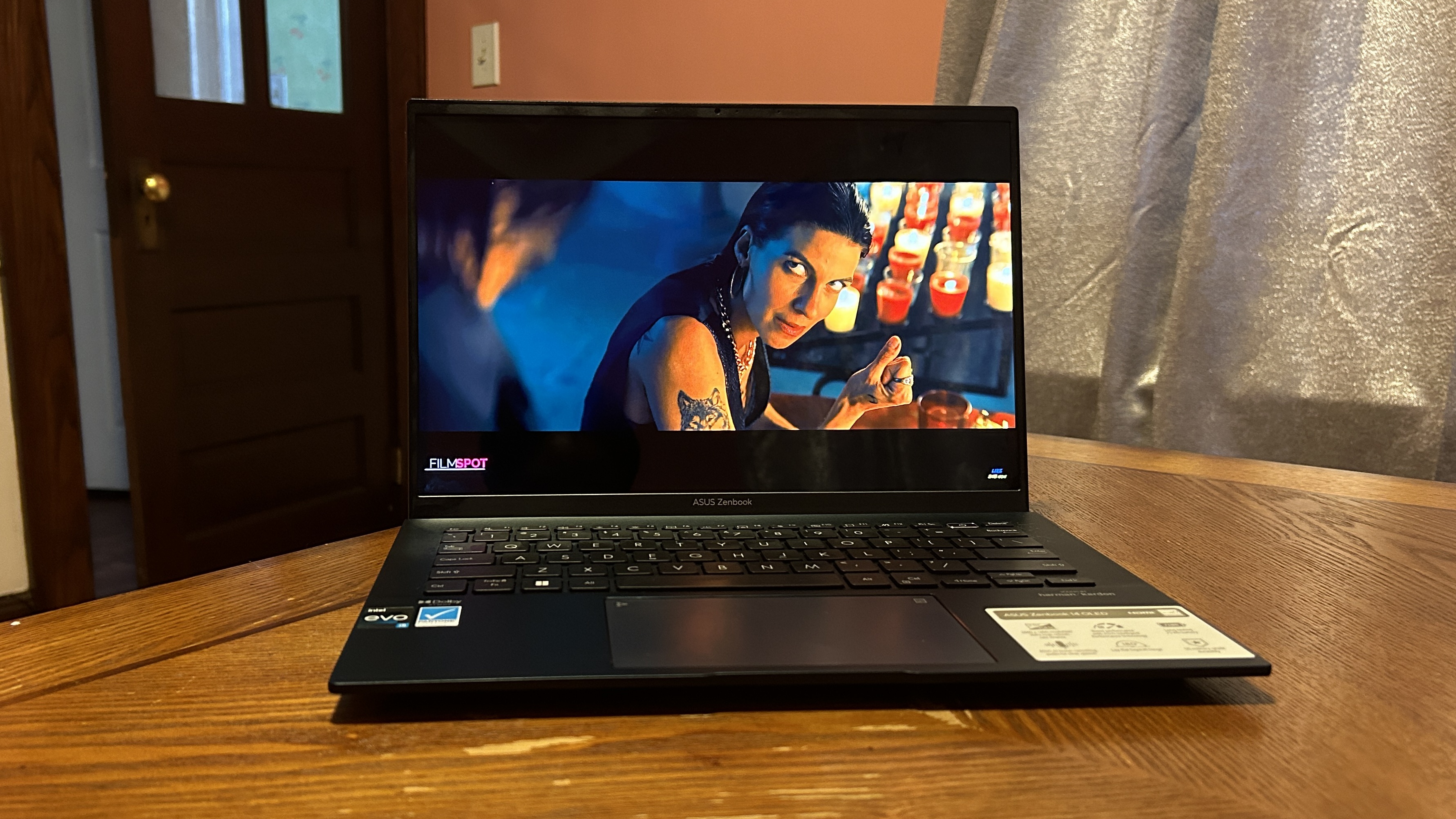 Asus Zenbook 14 (Q409ZA) OLED من لپ تاپ ها را برای امرار معاش بررسی می کنم - این بهترین لپ تاپ برای دانشگاه است