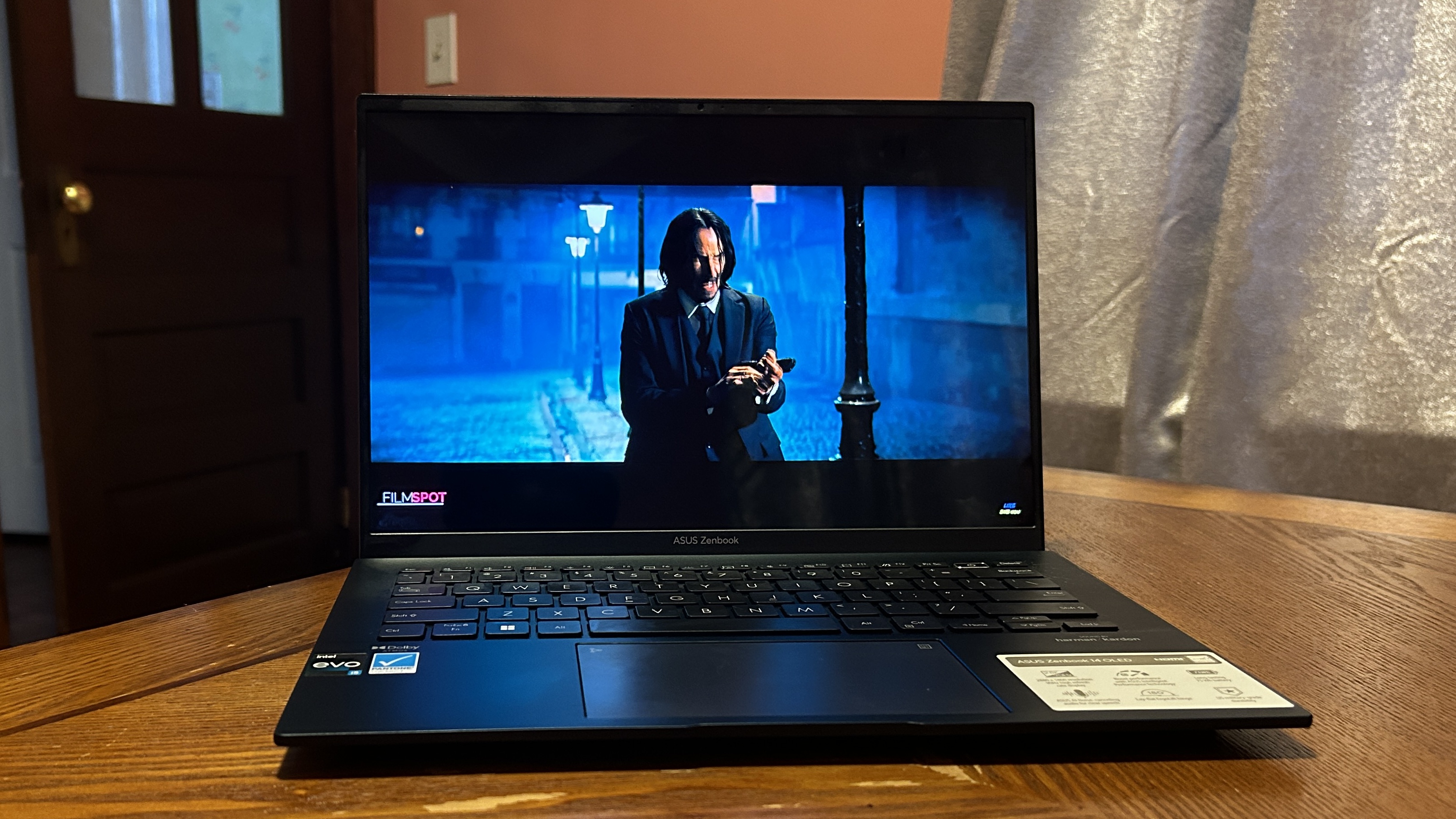 Asus Zenbook 14 (Q409ZA) OLED من لپ تاپ ها را برای امرار معاش بررسی می کنم - این بهترین لپ تاپ برای دانشگاه است