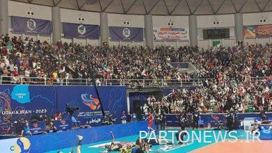 لحظة وصول المنتخب الوطني للكرة الطائرة إلى صالة المباراة في استقبال حماسي بأرومية - وكالة مهر للأنباء إيران وأخبار العالم