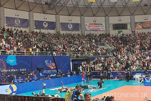 لحظة دخول المنتخب الإيراني إلى قاعة المباراة مع ترحيب جماهير أورميا – وكالة مهر للأنباء  إيران وأخبار العالم