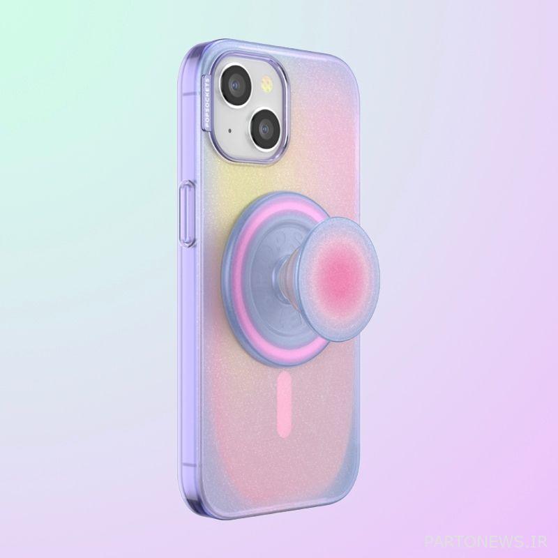 یک قاب صورتی مایل به آبی در آیفون با دوربین‌های قابل مشاهده و دستگیره‌ای که از پشت بیرون زده است.