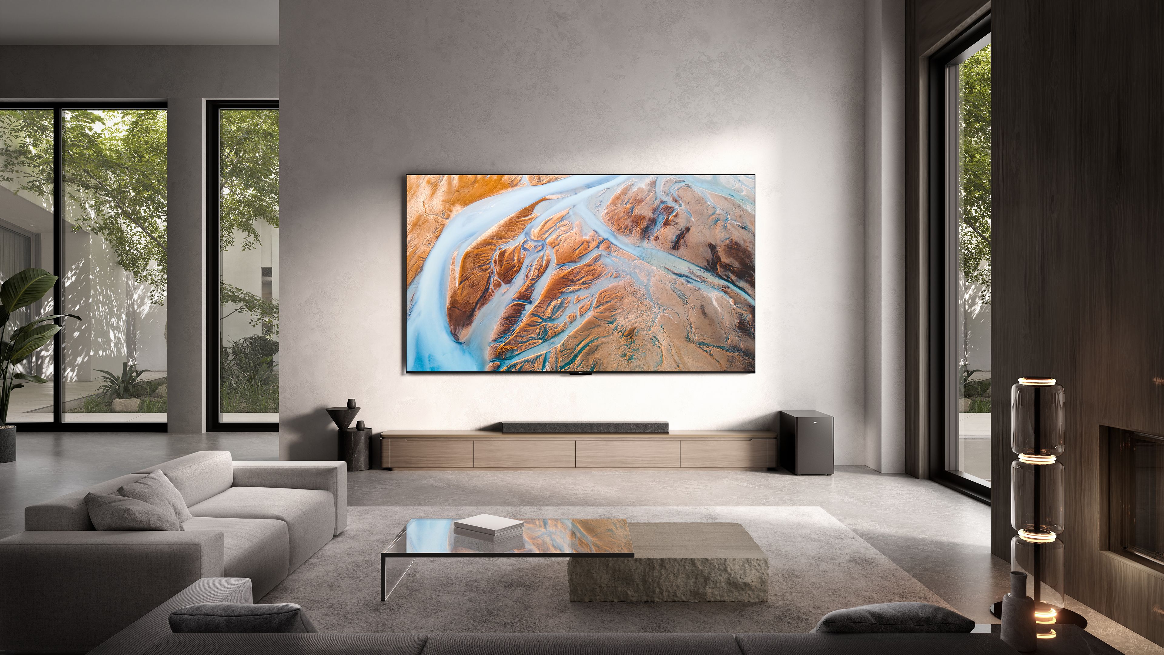 X955 TCL روی دیوار اتاق نشیمن نصب شده است