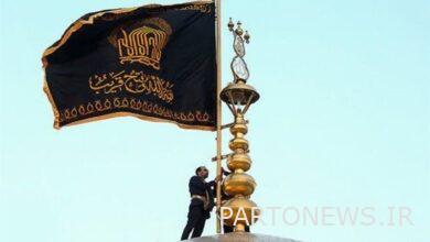 ورفع علم الحداد على قبة الضريح الرضوي المقدس